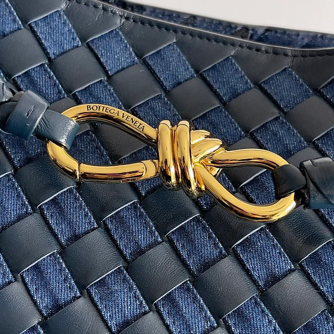 Batch 2260 BOTTEGA VENETA's new ANDIAMO handbag. This denim woven bag perfectly interweaves retro and trendy! Each strand of hand-woven denim carries ingenuity, and the color-blocking design breaks away from the norm. Not only is the capacity impressive, it also adds fun and cuteness, making it easy to hold various styles. Exquisite metal accessories shine on the ruggedness of denim, coexisting toughness and femininity. Denim has its own youthful and energetic attributes, giving people a retro, classic and relaxed and free feeling. During the weaving process of this bag, the denim is hand-woven into the leather through small gaps. The skills are quite exquisite! Not to mention the capacity, it can accommodate an umbrella and a water cup! Style number: 743572 Size: 32*24*12cm